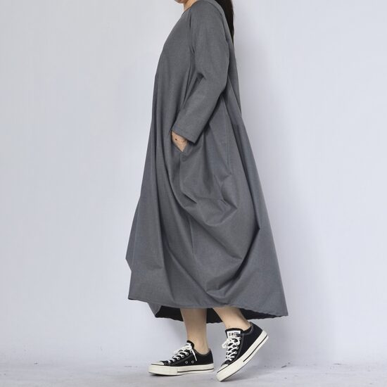 Brīvā stila pelēka kleita ar garām piedurknēm